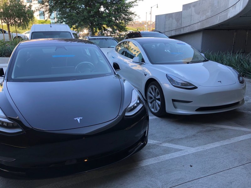 Тесла model 3 на парковке