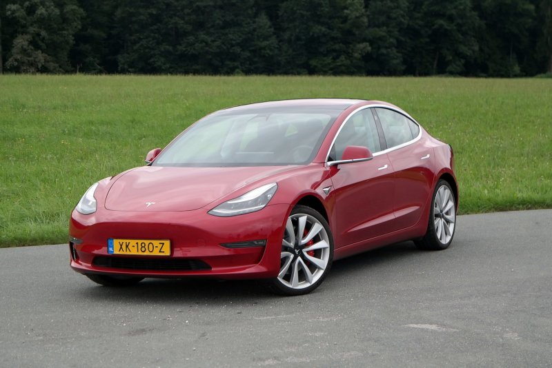 Седан Tesla model 3