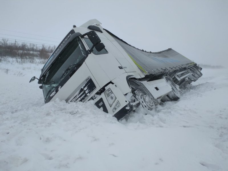 Фура в кювете зимой