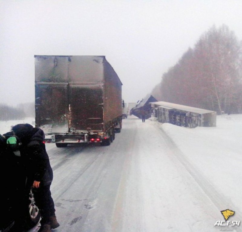 Перевернутые фуры на трассе