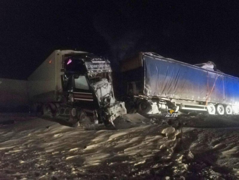 ДТП грузовиков на трассе зимой