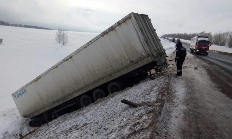 Фура в кювете зимой