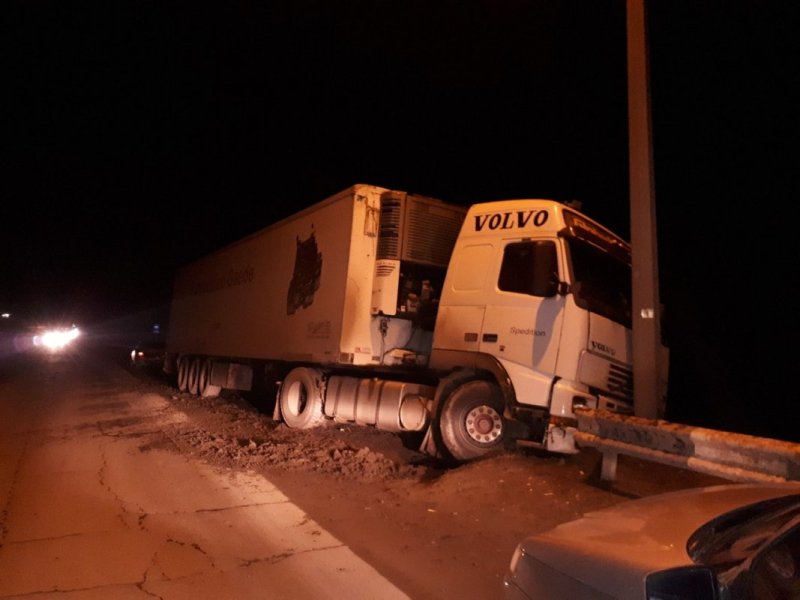 Фура протаранила отбойник