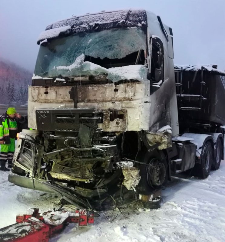 Грузовик Вольво тягач авария
