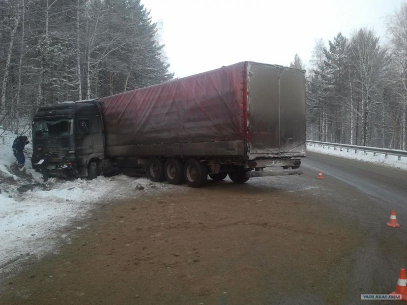 ДТП грузовиков на трассе зимой