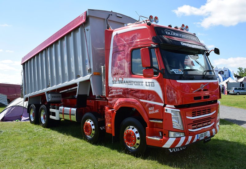 Тягач Volvo fm красный