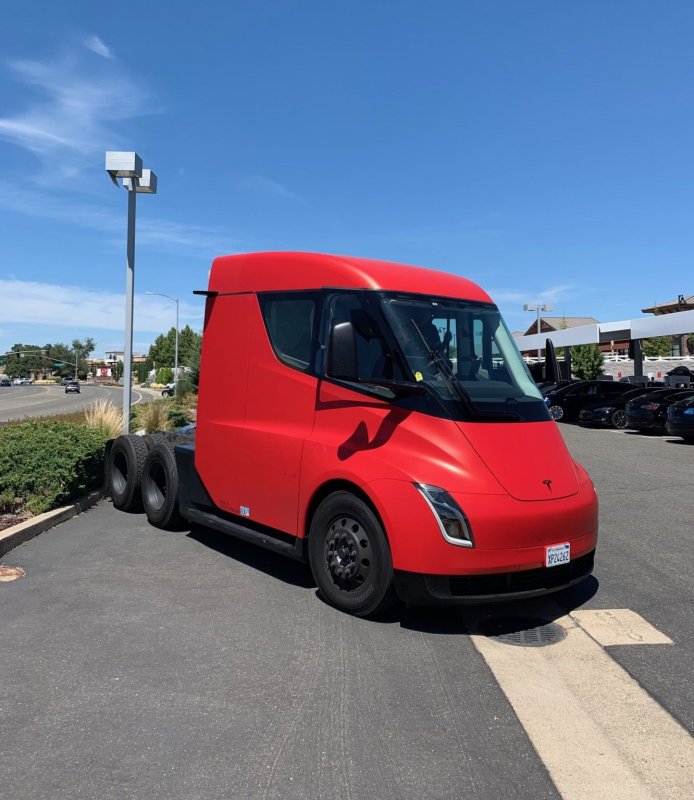 Tesla Semi трак