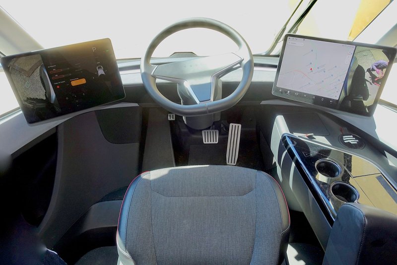 Tesla Semi кабина
