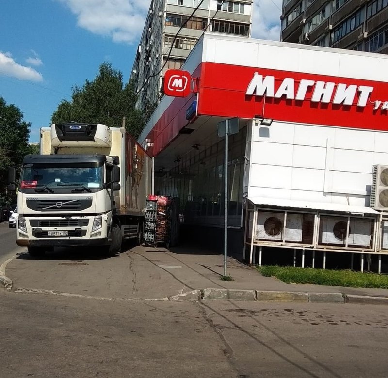Разгрузка тягача магнит у магазина