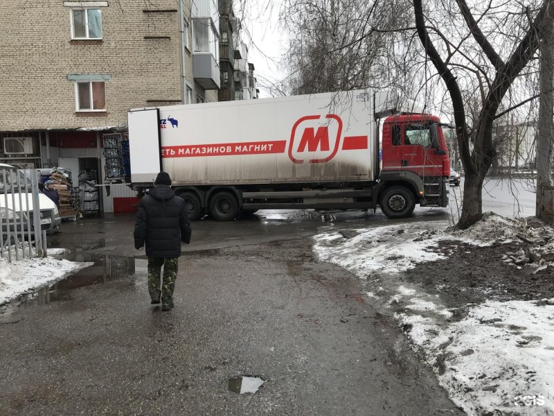 Фура магнит выгружает товар