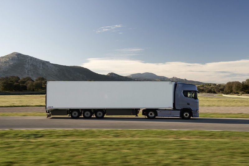 Фура Scania сбоку с прицепом