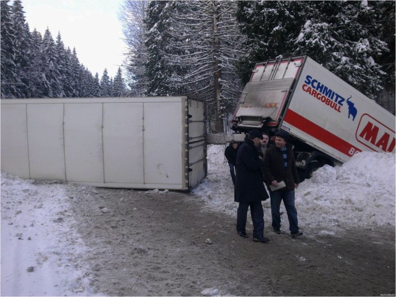 Перевернувшая фура с прицепом
