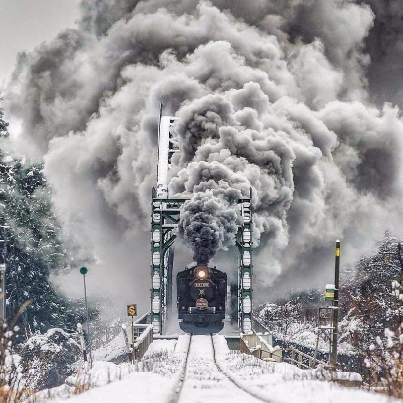 Паровоз с дымом