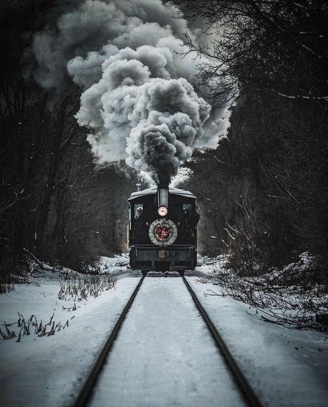 Паровоз дымит