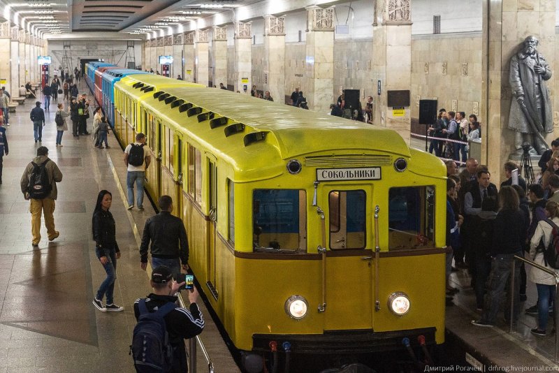 Первые вагоны метро в Москве