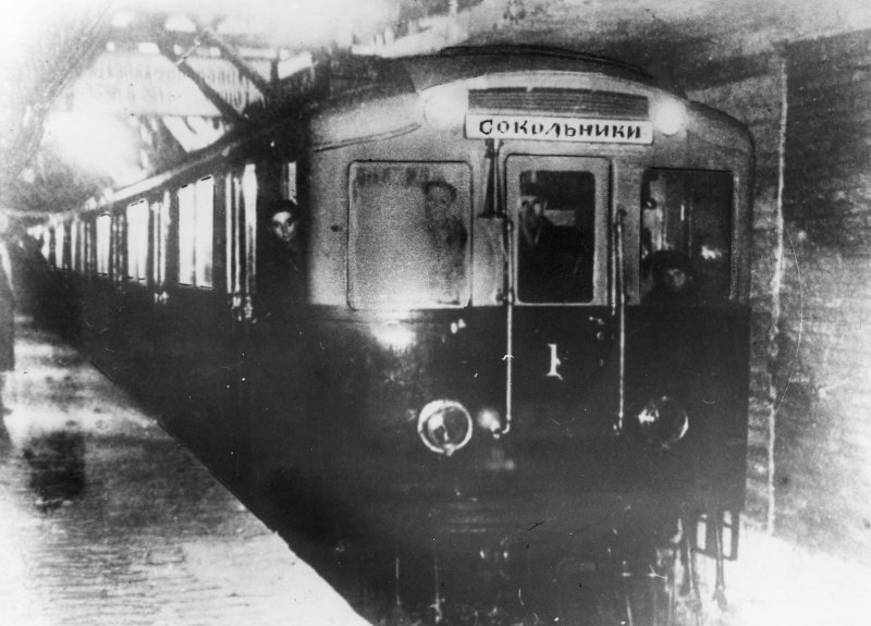 1935 — Пущен первый испытательный поезд Московского метрополитена.