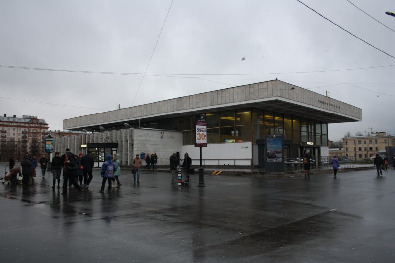 Станция метро Ломоносовская в Санкт-Петербурге