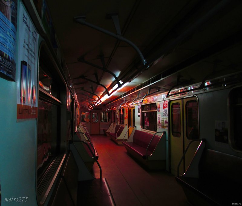 Пустой вагон метро