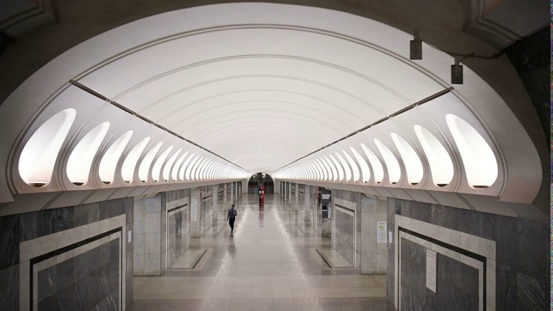 Пустая станция метро
