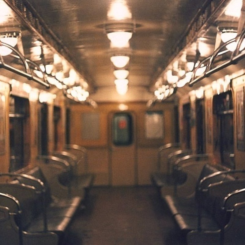 Пустой вагон метро