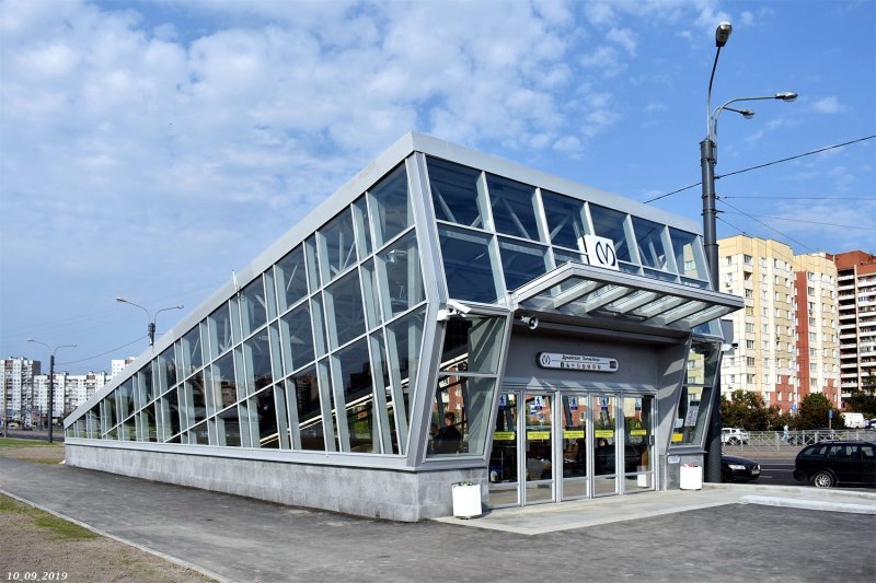 Дунайская станция метро снаружи