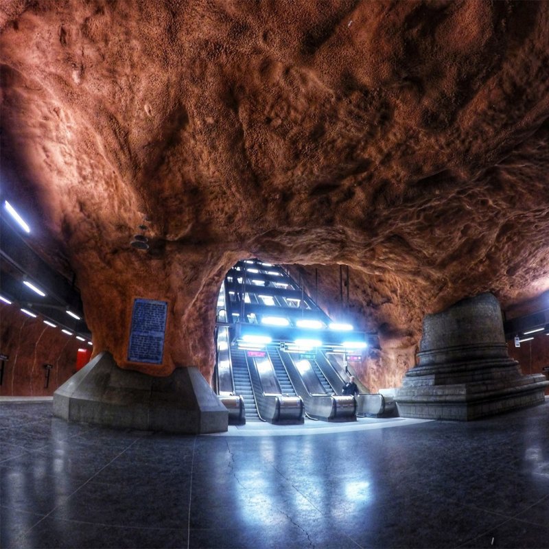Станция метро в Стокгольме в скале