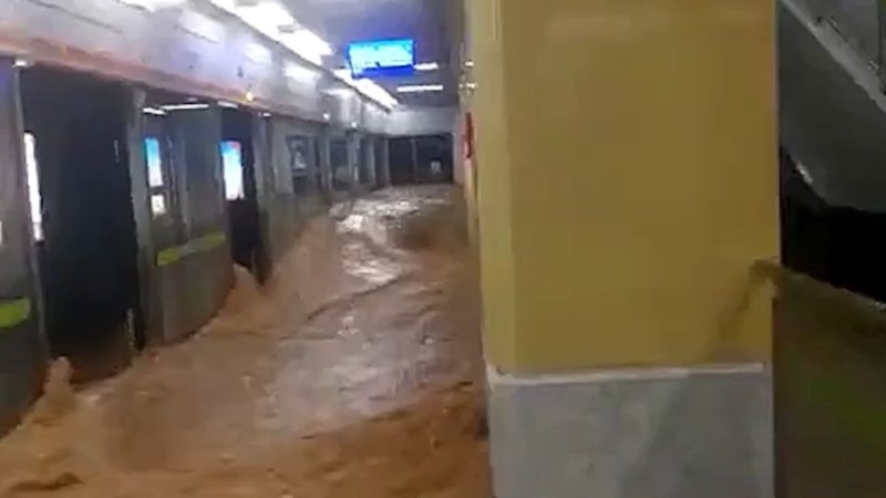 Затопление китайцев в метро