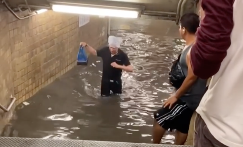 Потоп в метро Нью Йорк