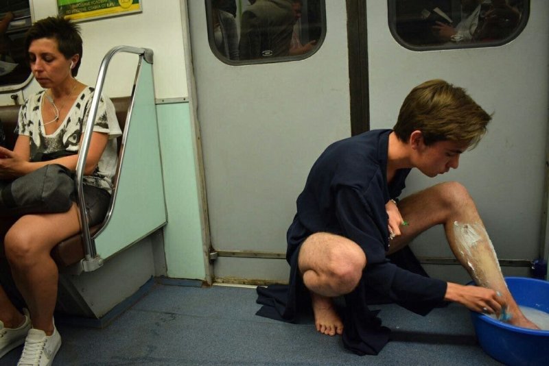 Ноги в метро