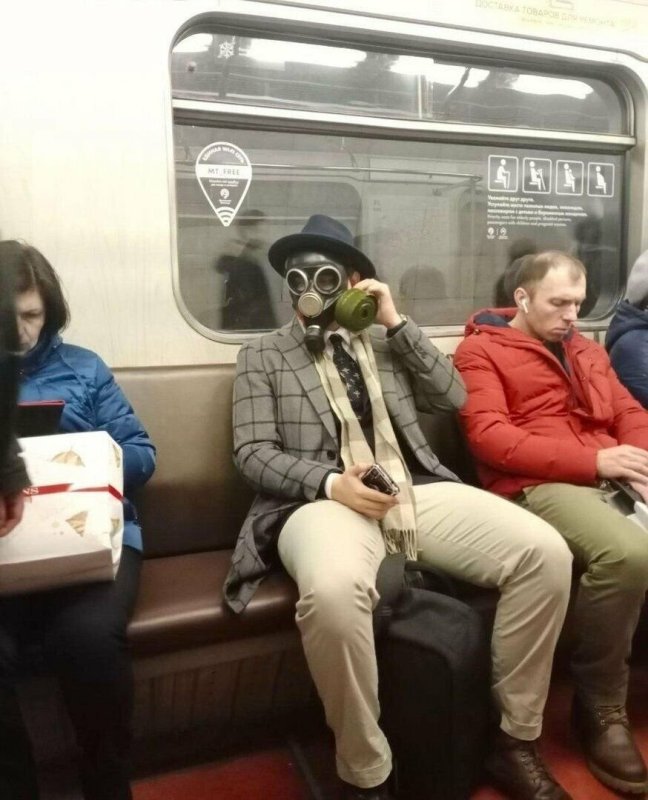Люди в масках в Московском метро