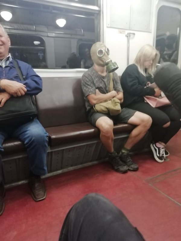 Странные люди в метро СПБ