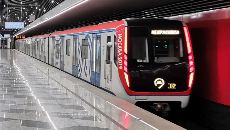 Поезд метро Москва 2019