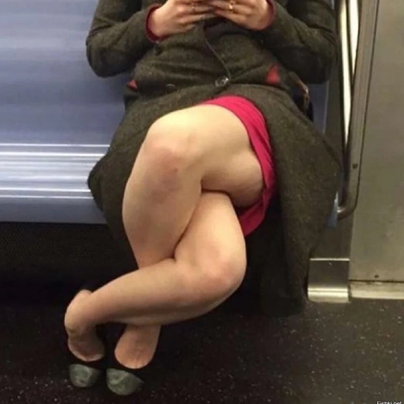 Женские ножки в метро