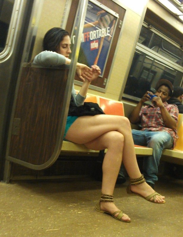 Девушки в метро ноги