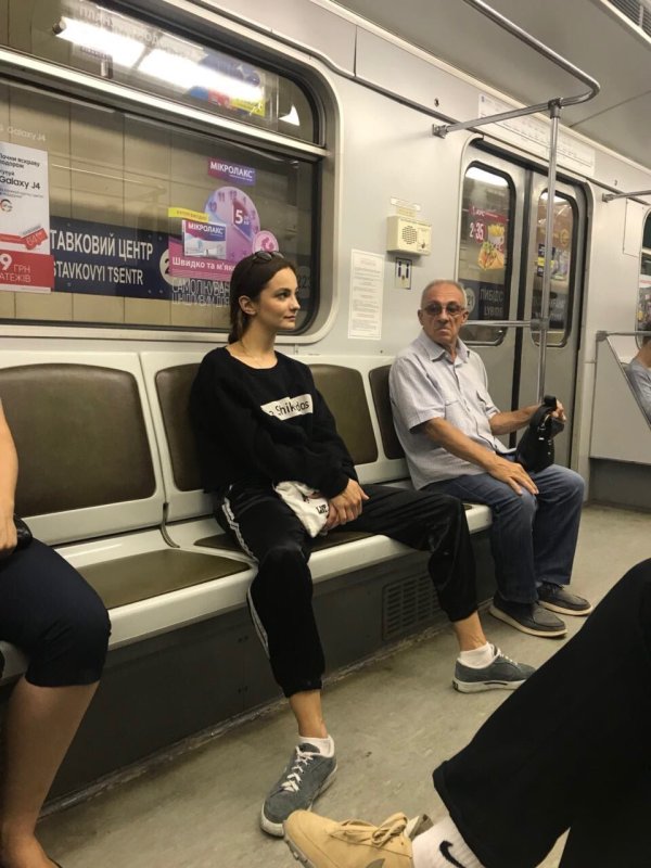 Девушки в метро