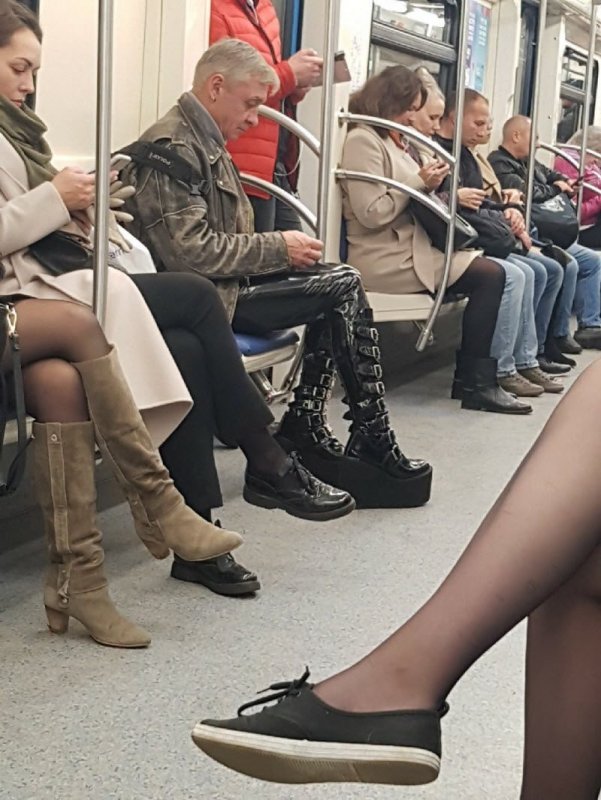 Женщины в колготках в метро