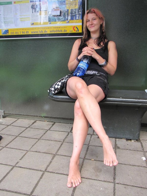 Женские ножки в общественных местах