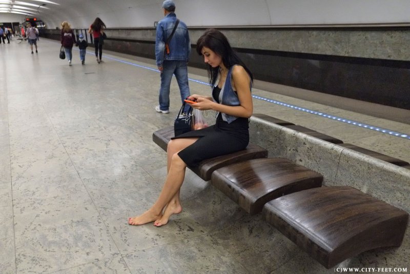 Девушка босиком в метро