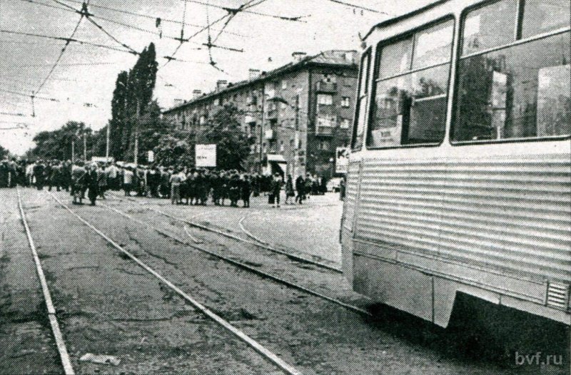 Трамвай по улице