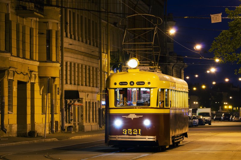Желтый трамвай в Питере
