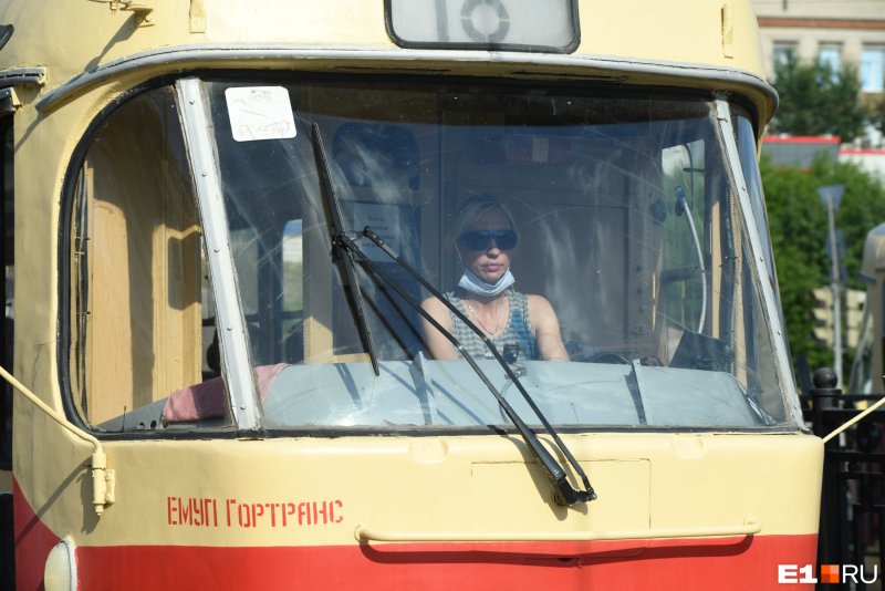 Девушка водитель трамвая
