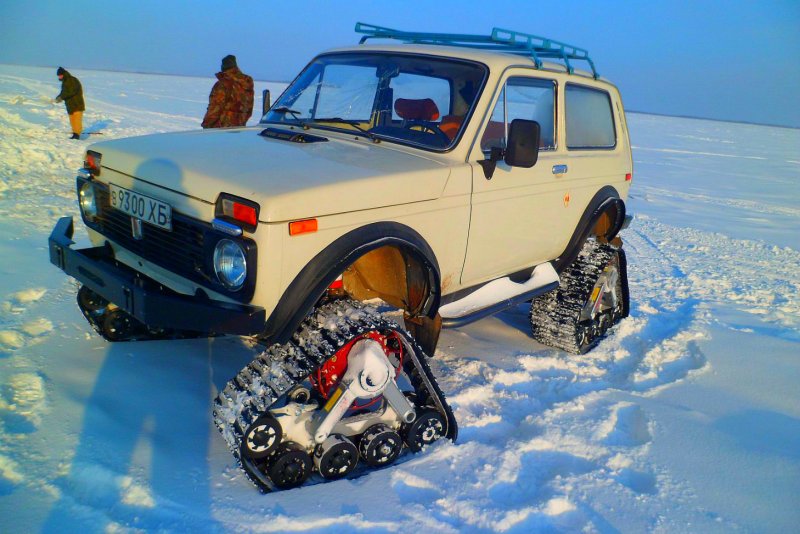 ВАЗ 2121 на гусеницах