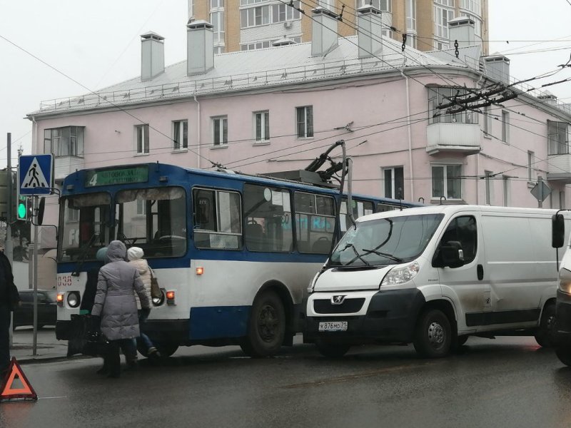 Троллейбус упали рога