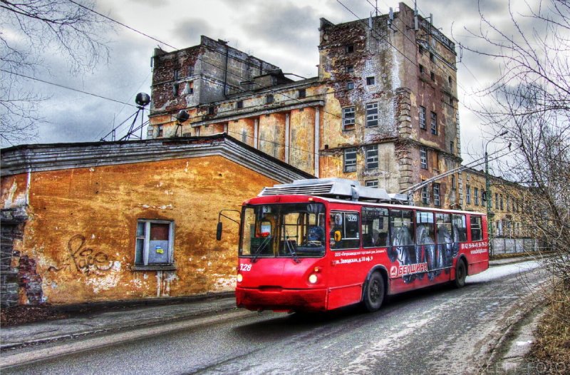 Красный Московский троллейбус