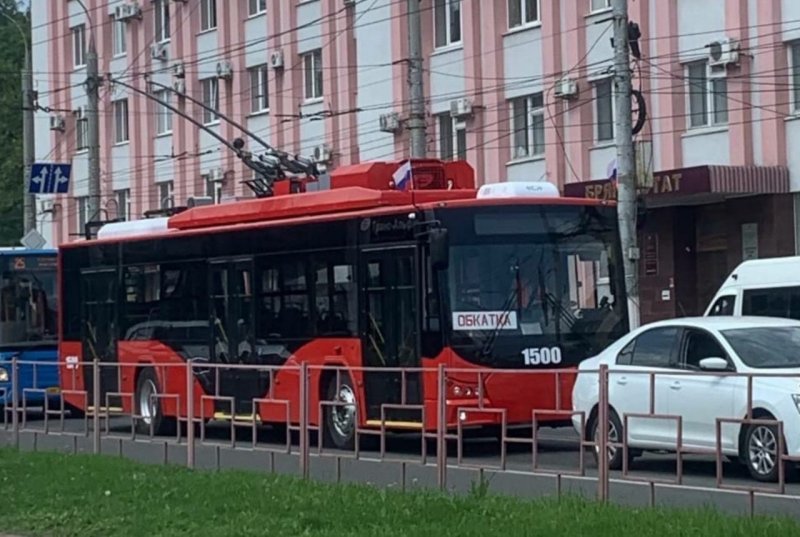 Красный троллейбус