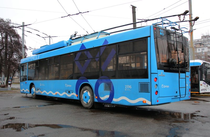 Бело-синий голубой троллейбус