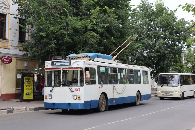 Троллейбус ЗИУ 4