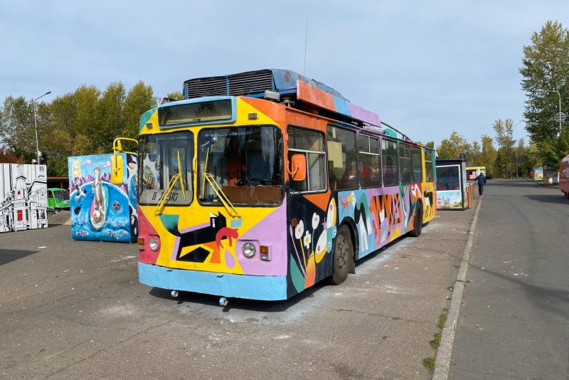 Граффити на троллейбусе