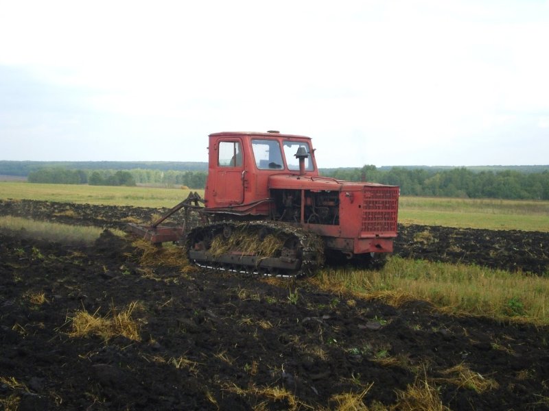Т-4а трактор пахота