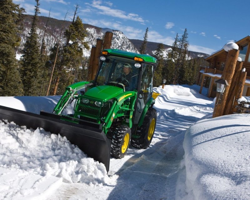 Трактор John Deere зимой